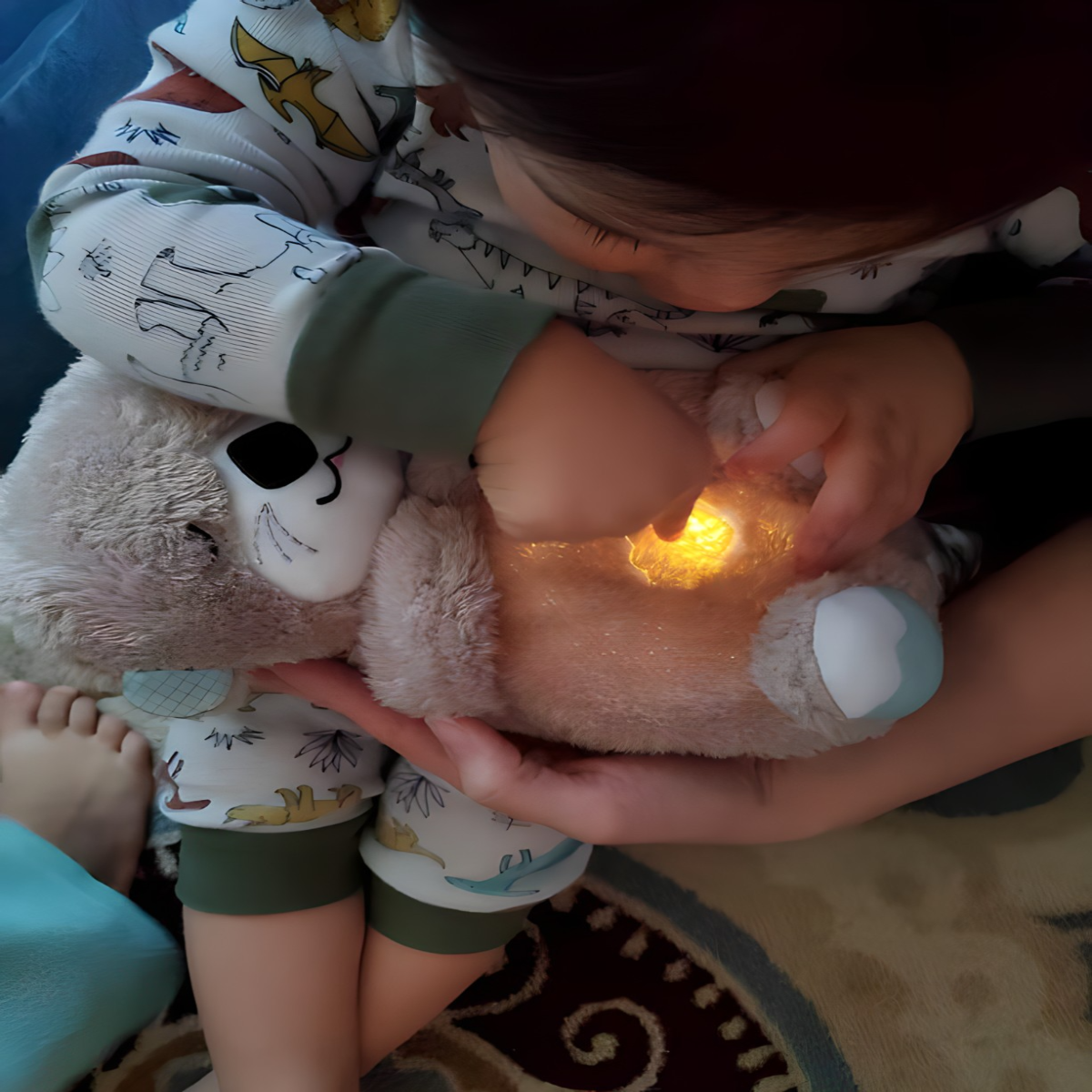 mami zagrljaj i smeh dece